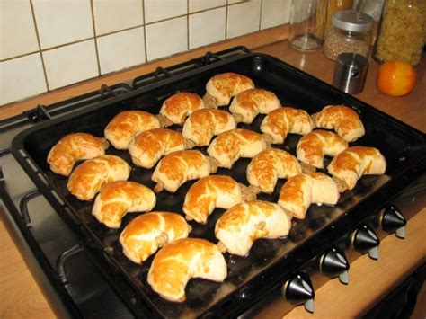 Plech s croissantmi pred pečením
