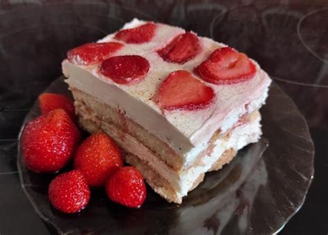 Vrstvenie tiramisu s piškótami, krémom a jahodami