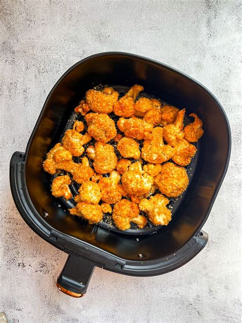 Teplovzdušná fritéza pripravujúca chrumkavý karfiol