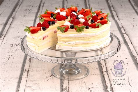 Pavlova torta zdobená čerstvým ovocím