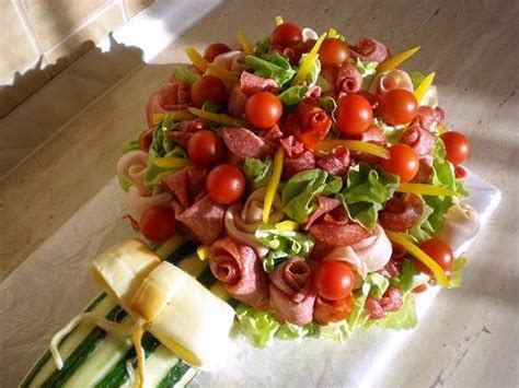 Slaná torta z klobás a syrov pre muža