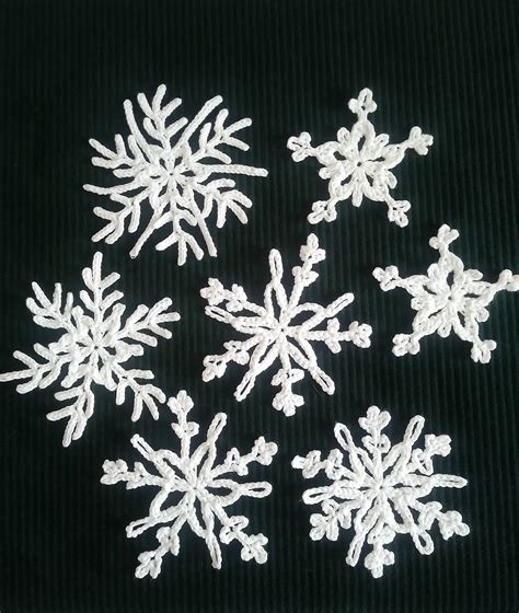 rôzne vzory háčkovaných vločiek