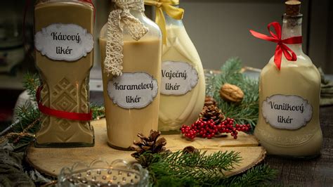 Fľaše rôzneho alkoholu vhodného do vaječného likéru