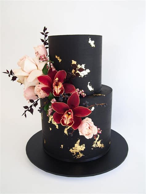 Rôzne trendy svadobných tort: Nahá torta, poťahovaná torta, čierna torta, biela monochromatická torta, viacposchodová torta
