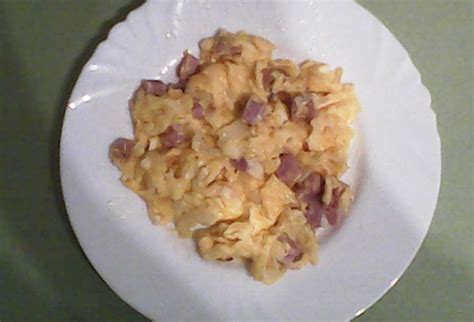 Lichtenštajnské Käsknöpfle so syrom a opraženou cibuľkou