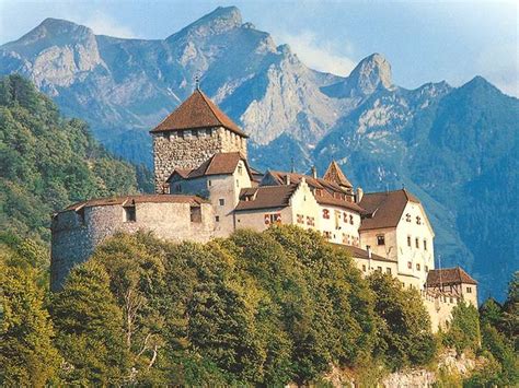 Panoráma hlavného mesta Vaduz s hradom a Alpami v pozadí