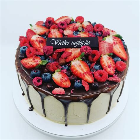 Čerstvé ovocie na nepečenej torte