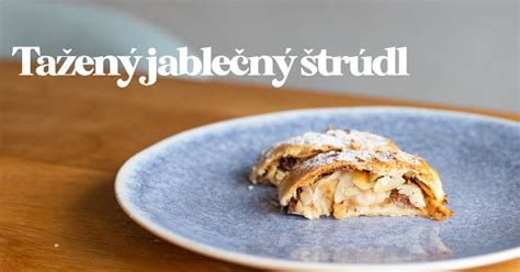 Detail jablkovej náplne s orechmi