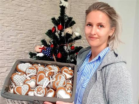 Zdenka Babičová pri zdobení medovníkov