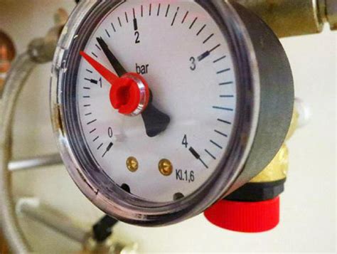 Manometer ukazující tlak v topném systému