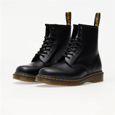 Detail vegánskej obuvi Dr. Martens 1460