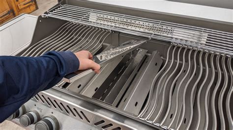Schematický nákres plynového grilu Dometic s vyznačeným príslušenstvom