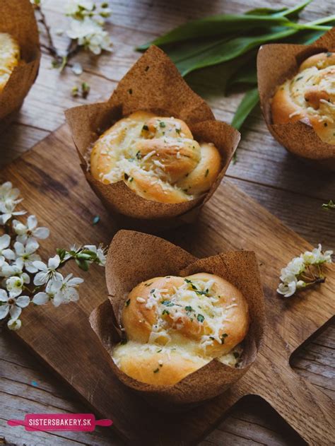 Slané muffiny z kysnutého cesta s medvedím cesnakom