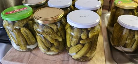 Pripravené poháre s uhorkami