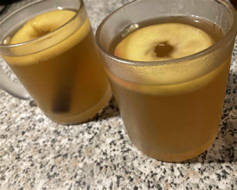 Suroviny na domáce horúce jablko: jablká, škorica, klinčeky, citrón