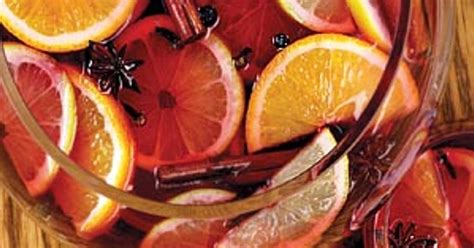 Poháre s alkoholickým a nealkoholickým vianočným punčom