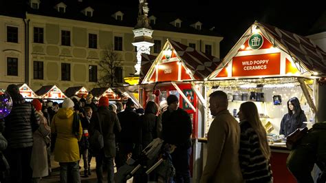 Ľudia popíjajúci punč na vianočných trhoch