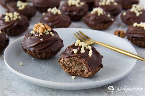 Hotové košíčky Opitý Izidor s čokoládovou polevou a orechmi