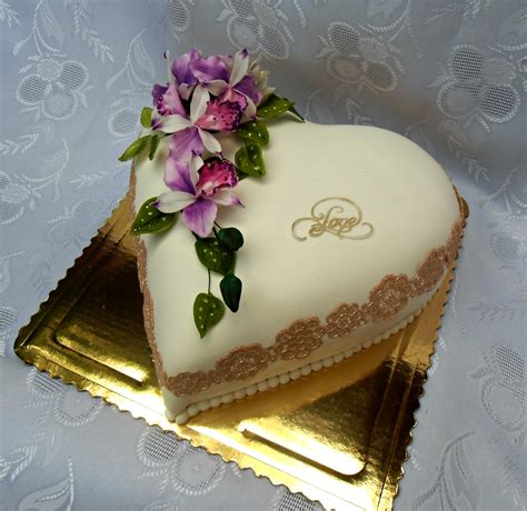 Torta v tvare srdca zdobená ľaliami