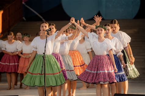 Ľudia spievajúci a tancujúci na festivale zberu ovocia
