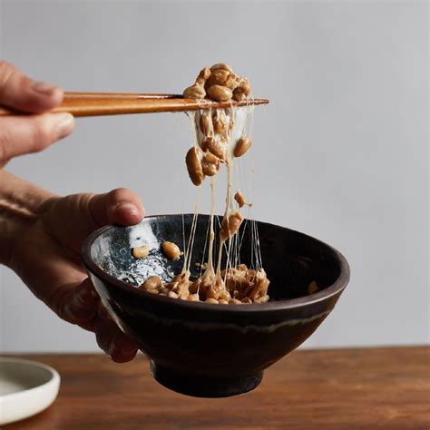 Miska tradičného japonského natto s lepkavými sójovými bôbmi