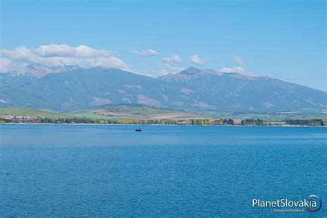 Panoramatický pohľad na Liptovskú Maru a okolité hory