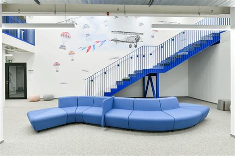 Interiér modernej cukrárne s ponukou dezertov