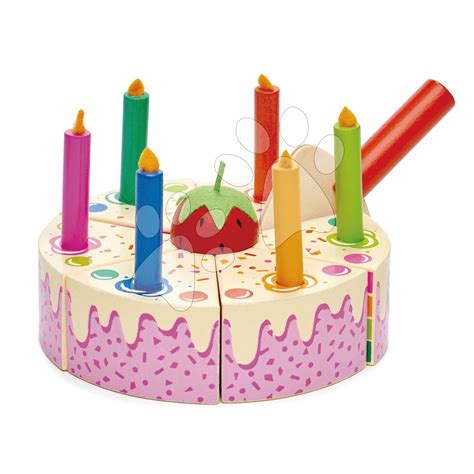 Torta so zapálenými sviečkami