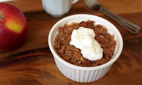 Servírovaný jablkový crumble s kopčekom šľahačky