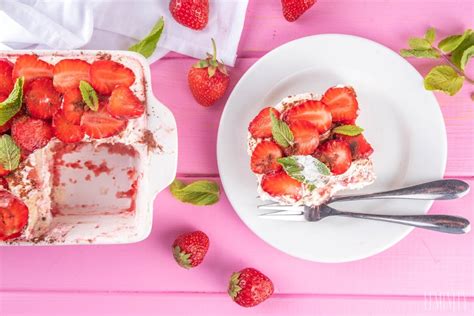 Detailný záber na krémovú jahodovú plnku s mascarpone a čerstvými jahodami