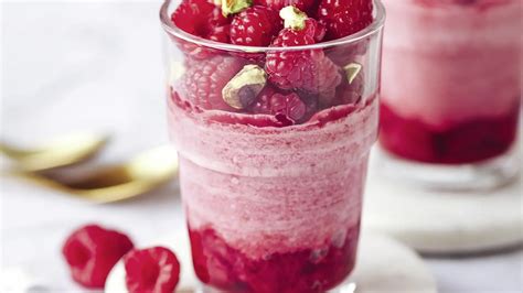 Mousse s malinovou omáčkou a čerstvými malinami