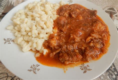 Zátišie s tradičnými ingredienciami na tokáň: hovädzie mäso, cibuľa, slanina a koreniny