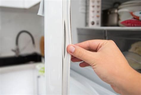 Detail roztrhnutého tesnenia na dverách rúry