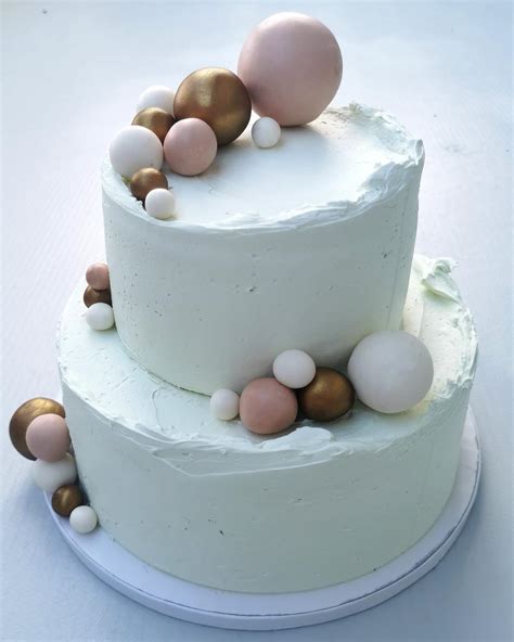 Luxusná moderná torta s minimalistickým dizajnom