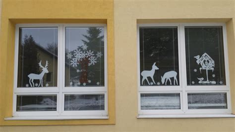 Zimná výzdoba okna z papiera a vaty