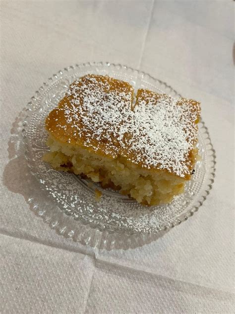 Magický koláčik posypaný práškovým cukrom