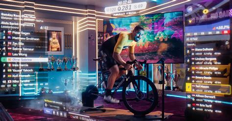 Cyklista na interiérovom trenažéri Elite Kura pre realistický tréning