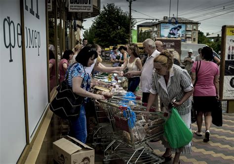 Miestni obyvatelia nakupujúci v pekárni