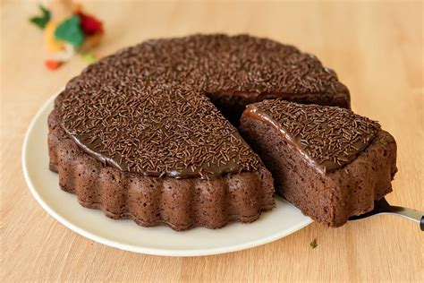 Hotová torta s kornútkami a farebným krémom