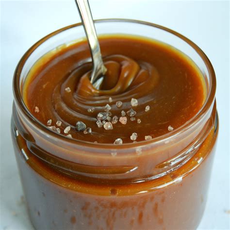 Jantárový slaný karamel v hrnci