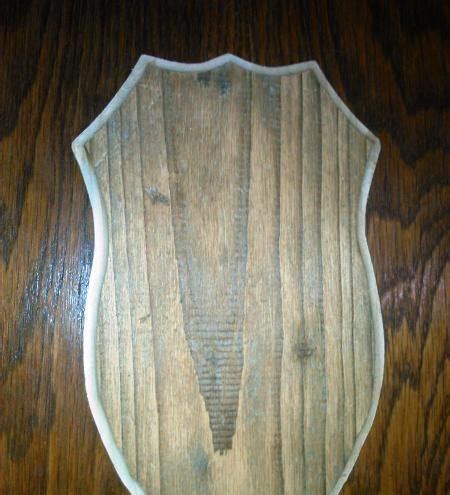 Rôzne druhy drevených podložiek pod trofeje