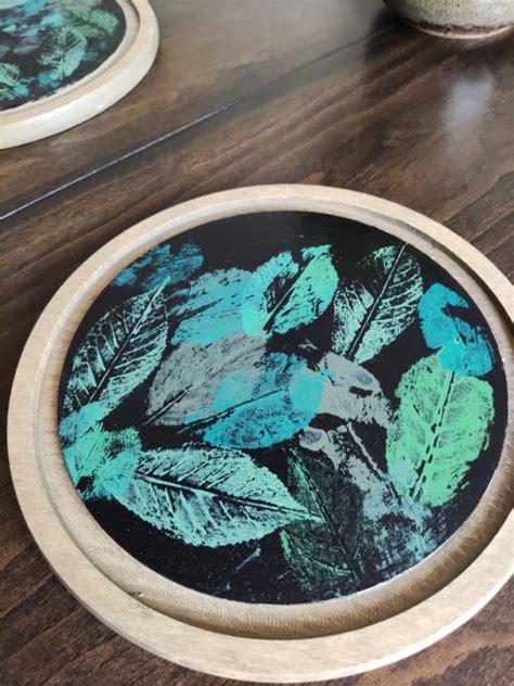 Vyrezávaná drevená podložka s motívom dubových listov