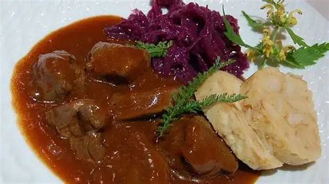 Servírovanie jelenieho ragú s brusnicami