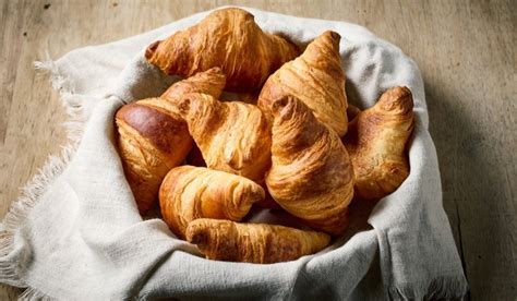 Zlatisté croissanty na raňajkovom stole