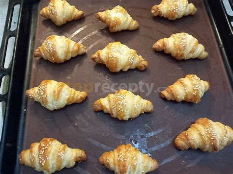 Mini croissanty podávané s džemom