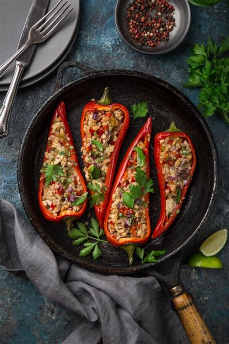 Vegánska plnená paprika s kuskusom a strukovinami