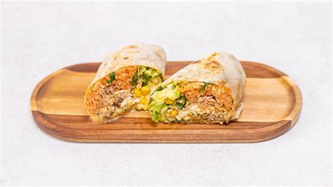 Zloženie burrita: tortilla, mäso, ryža, zelenina, syr, omáčky