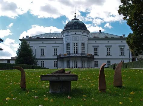 Exteriér kaštieľa a prírodná galéria keramiky