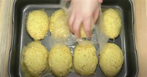 Surové zemiaky, nastrúhaný cesnak a gáza na prípravu zábalu