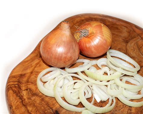 Čerstvá nakrájaná cibuľa a med na prípravu sirupu